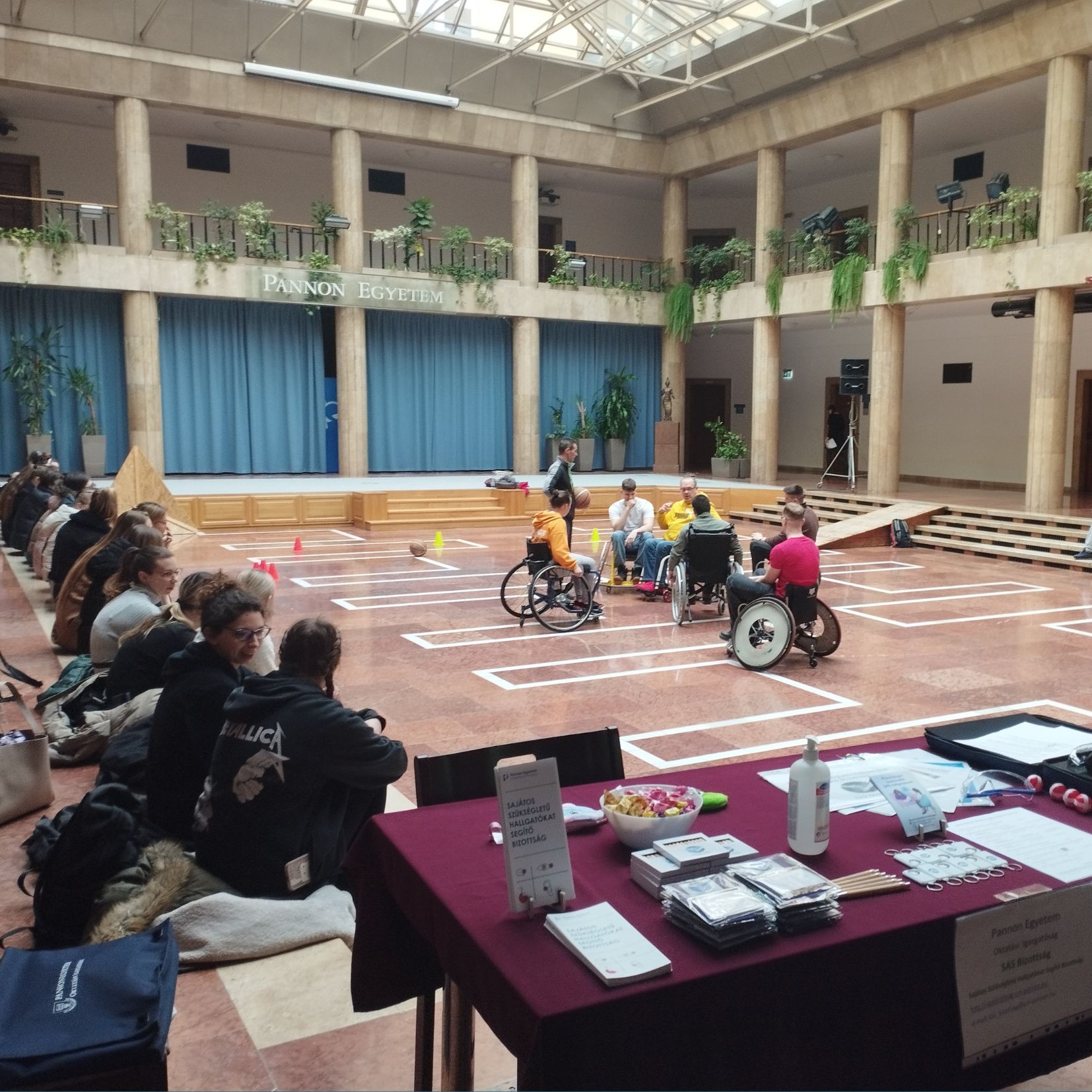 Kerekesszékes kosárlabdázás és akadálypálya