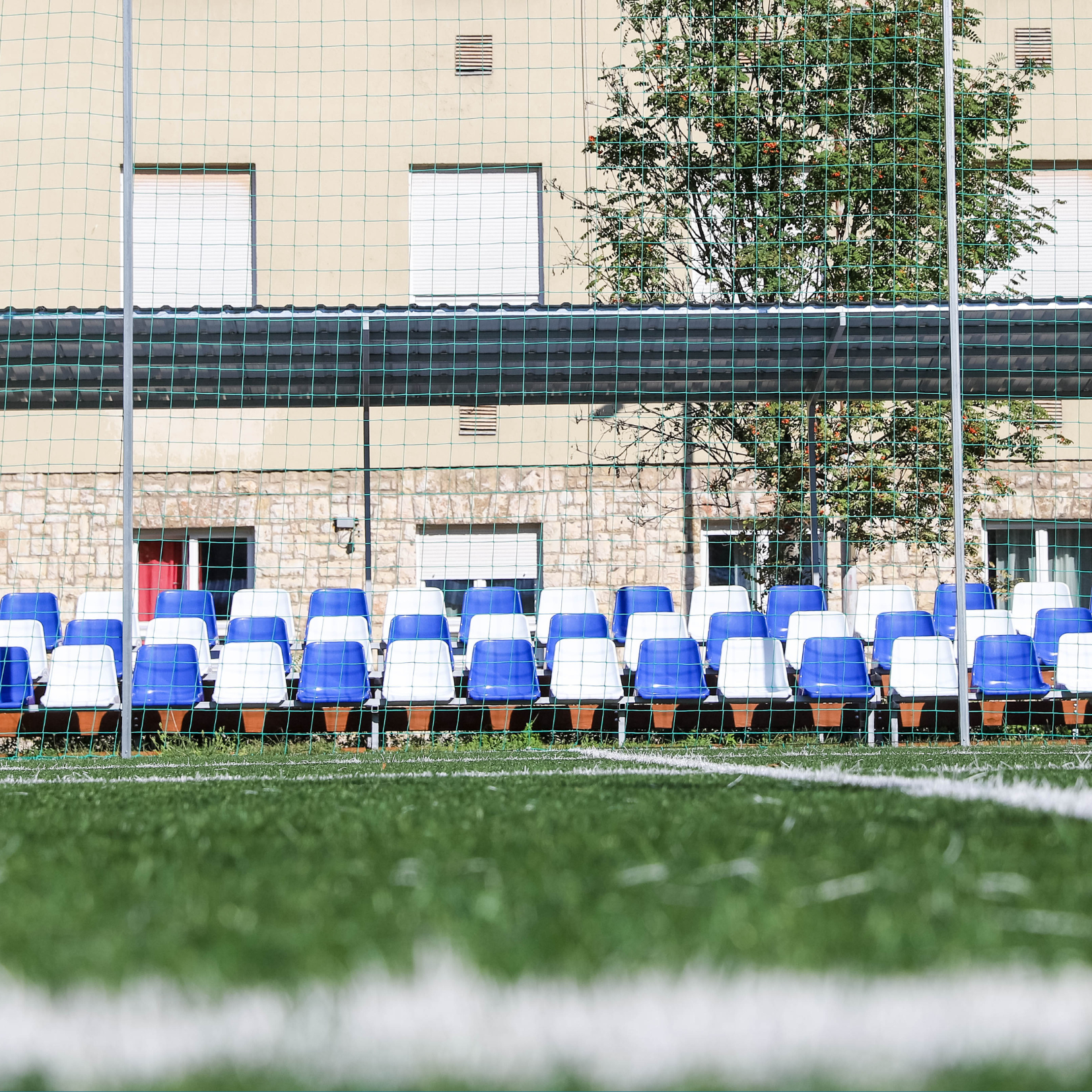 Fedett mobillelátóval bővült a Pannon Egyetem műfüves pályája